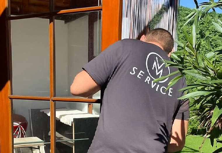 Reinigung Treppenhaus – glänzendes Geländer